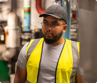 Technicien d'Air et Environnement lors d'un audit en local technique